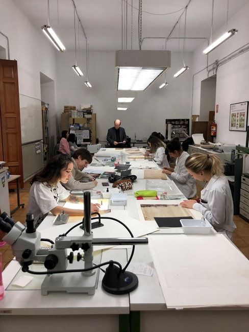 Alumnes de l’ESCRBC restaurant els pergamins de l’ADG